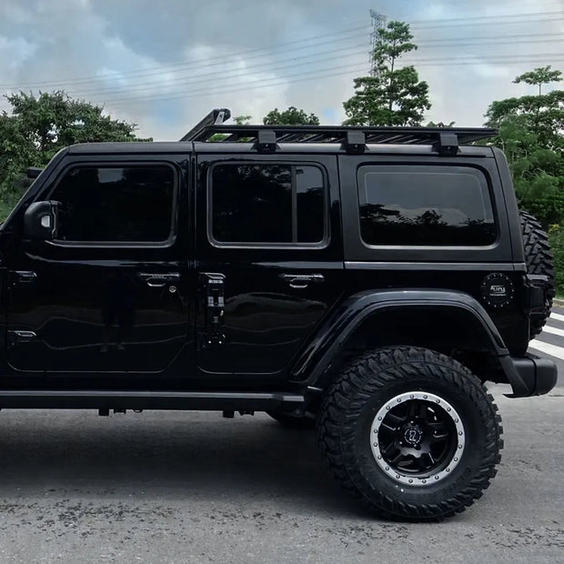 Adjustable crossbars and mounting points on the roof rack.